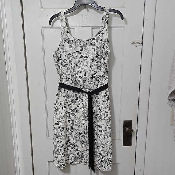 Alyn Paige Dresses & Skirts - Alyn Paige Floral Black and White Dress 13/14 Belt & Zipper Back